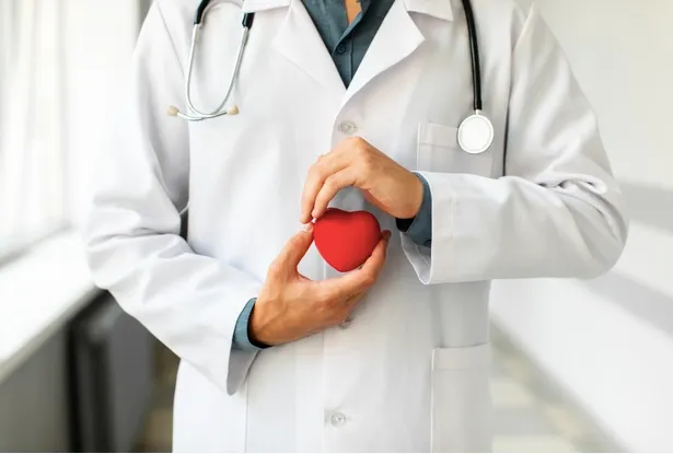 Médico especialista segurando coração - Especialidades médicas em Imperatriz MA